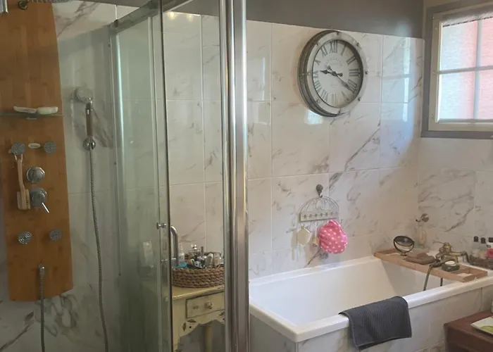 Homestay Double With Separate Full Bathroom